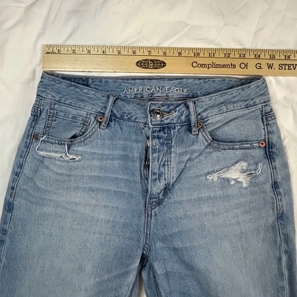 American Eagle Mom Jeans Ripped Distressed Light Wash Denim‎ Size 2